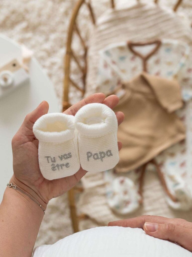 Petits chaussons de bébé avec message d'annonce