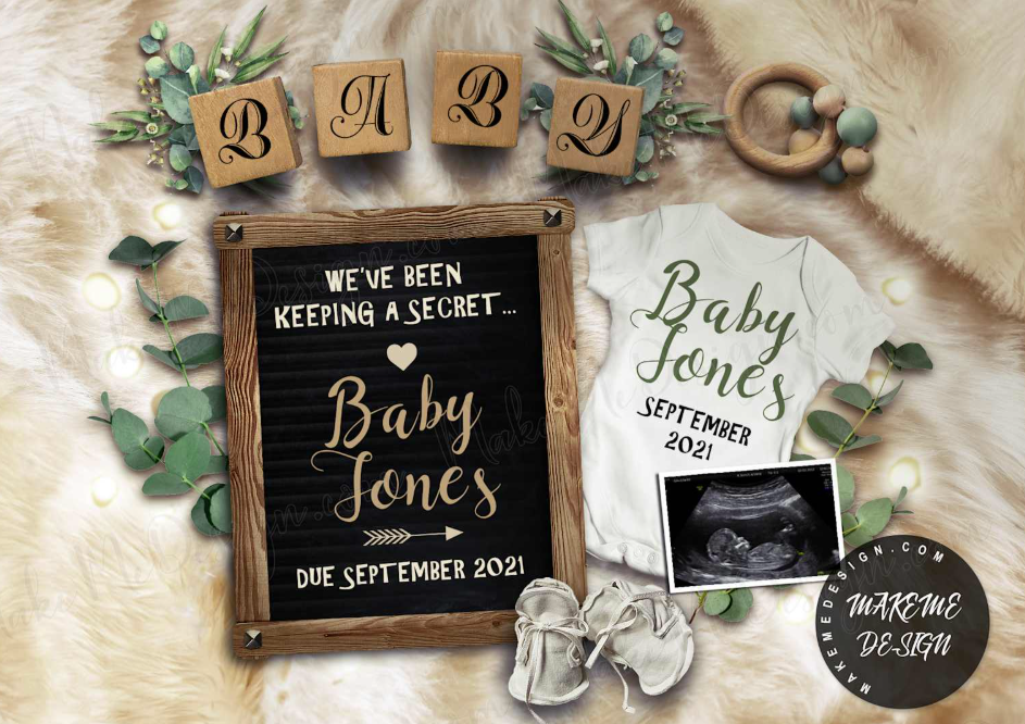 Configuration d'annonce de grossesse avec des blocs de bois, un message sur tableau noir, une grenouillère pour bébé, une photo d'échographie et des chaussures de bébé sur un fond doux makemedesign