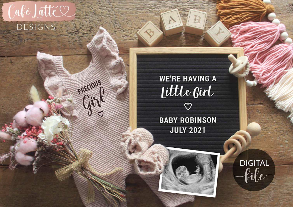 Mise à plat d'une configuration d'annonce de grossesse pour bébé fille avec des vêtements tricotés, un tableau à lettres, une photo d'échographie et des objets décoratifs pour les publications sur les réseaux sociaux etsy
