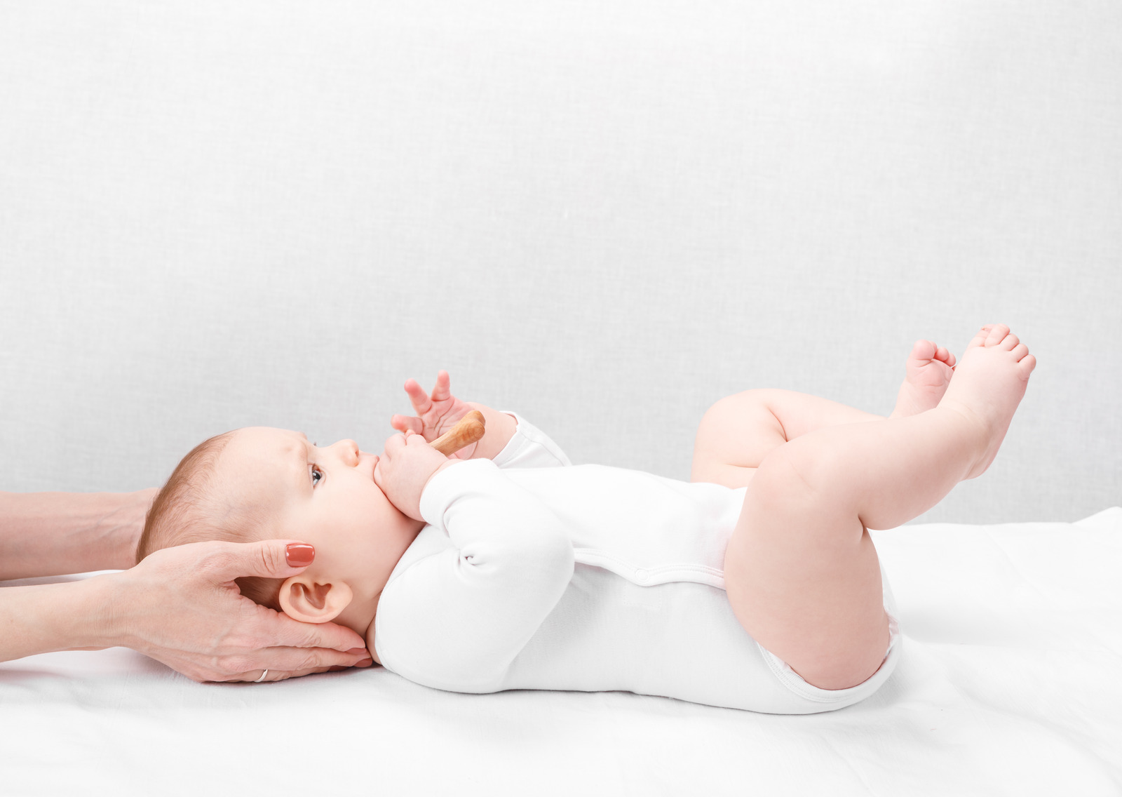 découvrez les causes, symptômes et solutions pour la plagiocéphalie chez les nourrissons. conseils de prévention et traitements pour aider votre bébé à retrouver une tête bien formée.